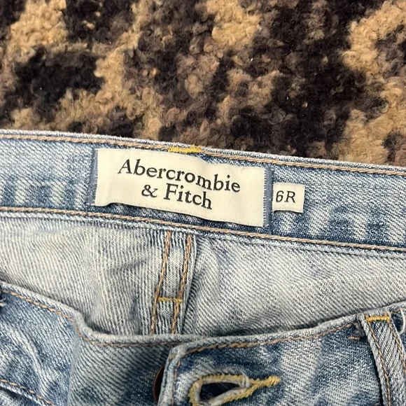 NWOT never worn Abercrombie & Fitch “Emma” style distressed jeans - Picture 2 of 4